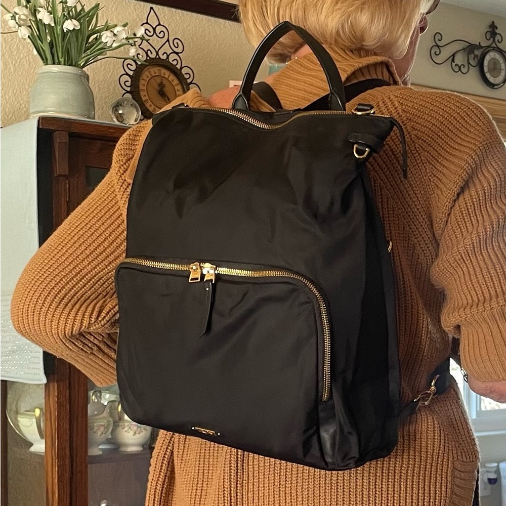 ❤️🇺🇸💋 Beautiful TUMI Black Backpack with Leather and Gold Accents - Picture 4 of 10